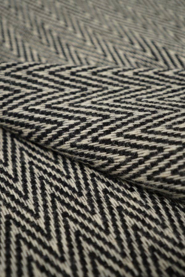 CHICoracão Wool Blanket | "Thorn" Black