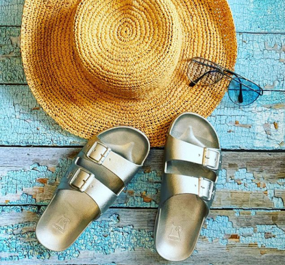 Cacatoès // Baleia Metallic Silver Sandals