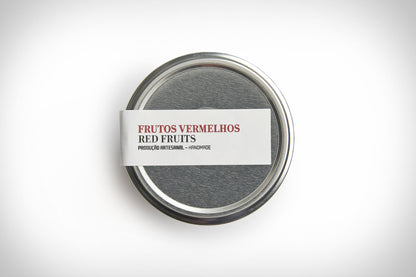 Top view of a silver jam jar lid labeled Frutos Vermelhos, Red Fruits, and Handmade.